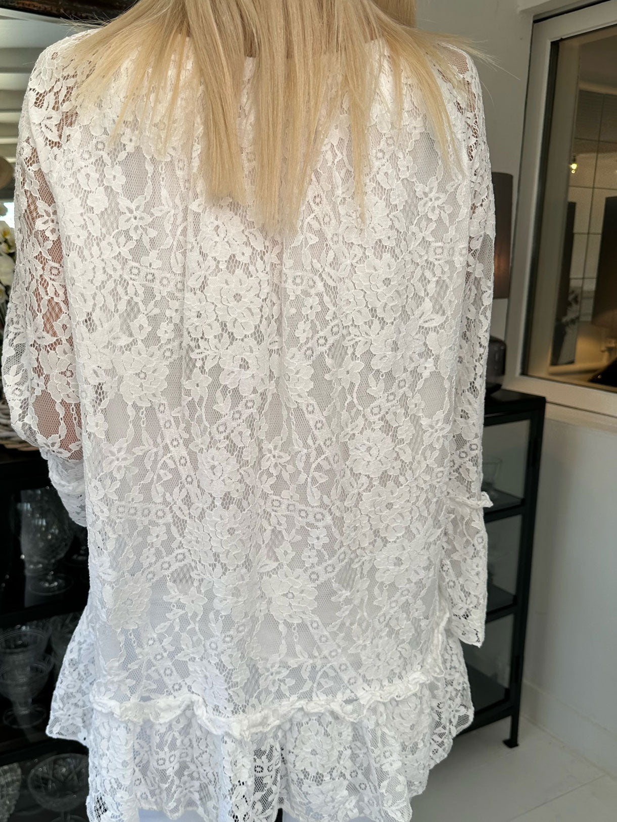 Trille - Söt spetstunika med volangkant